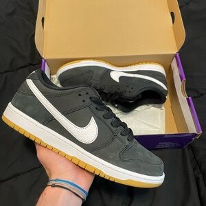 Nike dunk SB black gum